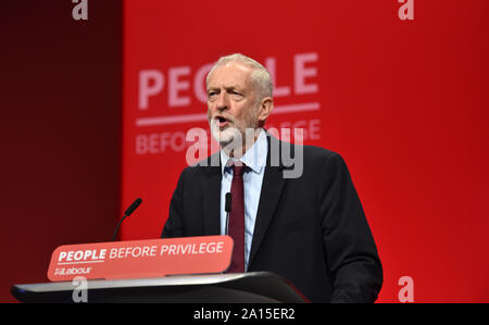 Brighton, UK, 24. September 2019 - Jeremy Corbyn der Führer der Labour Party in seiner Rede auf der heutigen Konferenz der Labour Party in Brighton, wie er reagiert auf die Nachricht, dass Boris Johnson's Government Shutdown des Parlaments gefunden wurde vom Obersten Gerichtshof für rechtswidrig erklärt. Foto: Simon Dack/Alamy leben Nachrichten Stockfoto