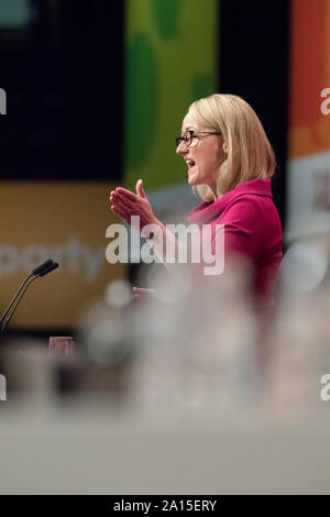 Die jährliche Konferenz der Labour Party 2019, Brighton Centre, Brighton, England, UK. 24. September, 2019. Rebecca Long-Bailey M.P. Schatten Staatssekretär für Wirtschaft, Energie und industrielle Strategie sprechen über Umwelt, Energie und Kultur von der Labour Party, jährliche Konferenz 2019 Credit: Alan Beastall/Alamy Leben Nachrichten. Stockfoto