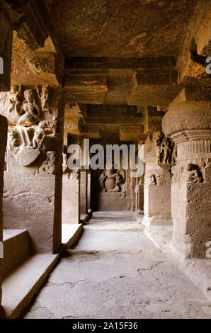 Schön geschnitzte Götzen, Höhle Nr. 17, Ellora Höhlen in Mumbai, Maharashtra, Indien Stockfoto