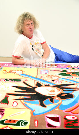 Grayson Perry startet seine neue Ausstellung Super reiche Innenausstattung, mit seinem Teppich mit dem Titel nicht unten, an der Victoria Miro Gallery, London. Bild Datum: Dienstag, September 24, 2019. Foto: Ian West/PA-Kabel Stockfoto