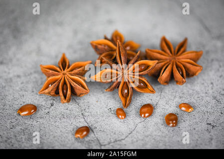 Sternanis auf dunklem Hintergrund Kräuter und Gewürze für Kochen/Frisches anis Sterne Samen Stockfoto