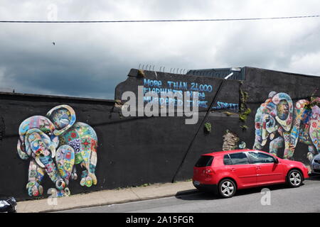 Street Art von Elefanten auf Wand in der Stadt Waterford, Irland Stockfoto