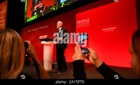 Brighton, UK, 24. September 2019 - Jeremy Corbyn der Führer der Labour Party in seiner Rede auf der heutigen Konferenz der Labour Party in Brighton, wie er reagiert auf die Nachricht, dass Boris Johnson's Government Shutdown des Parlaments gefunden wurde vom Obersten Gerichtshof für rechtswidrig erklärt. Foto: Simon Dack/Alamy leben Nachrichten Stockfoto