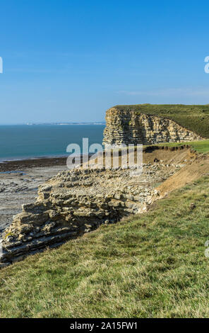 The Cliffs at Nash Point an der Glamorgan Heritage Coast in Südwales. Die Klippen sind überwiegend liassischer Kalksteine und sehr locker Stockfoto