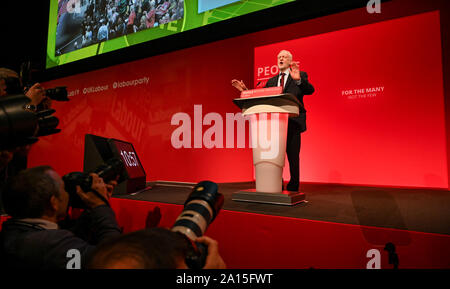 Brighton, UK, 24. September 2019 - Jeremy Corbyn der Führer der Labour Party in seiner Rede auf der heutigen Konferenz der Labour Party in Brighton, wie er reagiert auf die Nachricht, dass Boris Johnson's Government Shutdown des Parlaments gefunden wurde vom Obersten Gerichtshof für rechtswidrig erklärt. Foto: Simon Dack/Alamy leben Nachrichten Stockfoto
