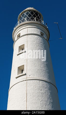 Nash Point Lighthouse an der Glamorgan Heritage Coast South Wales auf einem sonnigen blauen Sky DayWales Coast Path, Stockfoto