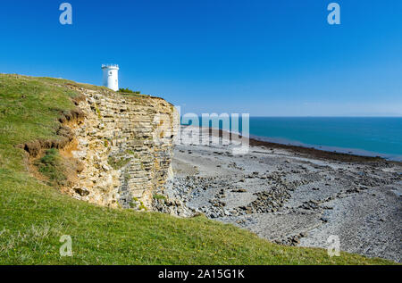 Der Glamorgan Heritage Coast mit den alten, stillgelegten, Leuchtturm in Nash, South Wales Stockfoto