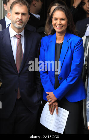 Westminster, London, Großbritannien. 24 Sep, 2019. Gina Miller spricht nach dem Gewinn der Fall. Das Oberste Gericht bei der Entscheidung über die Aussetzung des Parlaments durch den Premierminister ist bei dem Gericht in Westminster heute Morgen bekannt - die herrschende Ergebnis war gegen die Regierung, die Richter einstimmig festgestellt, dass die Vertagung illegal war. Credit: Imageplotter/Alamy leben Nachrichten Stockfoto