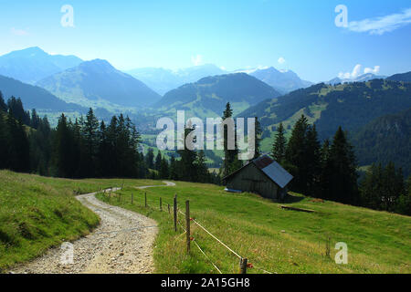 Blick auf die Berge und den Wanderweg in der Nähe von Saanen, Schweiz, in Richtung Gstaad. Stockfoto