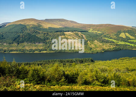 Blick über den Talybont Reservoir nach Wan Rydd an einem sonnigen Spätsommertag in den Central Brecon Beacons. Eine echte zentrale Rundumlandschaft. Stockfoto