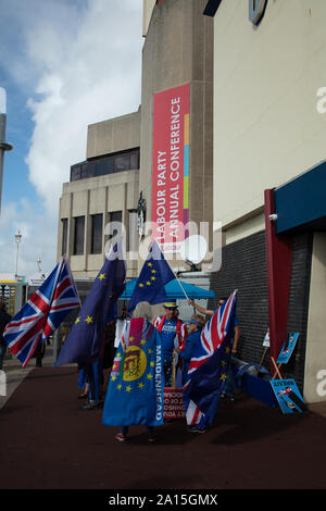 Brighton, UK. 23. September 2019. Mitglieder der Stop Brexit Kampagne am Eingang der jährlichen Konferenz der Labour Party in Brighton gesehen. Credit: Joe Kuis/Alamy Nachrichten Stockfoto