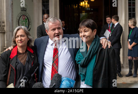 London, UK, 24. September 2019 den britischen Obersten Gerichtshof regeln, Boris Johnson MP PC Prime Minister's Vertagung des Parlaments rechtswidrig Feiern außerhalb der Oberste Gerichtshof von Liz Saville roberts Plaid Cymru MP, (links) Ian Blackford MP Schottischen Nationalistischen Führer in das britische Parlament, Caroline Lucas, Grüne Partei MP (rechts) Credit Ian DavidsonAlamy leben Nachrichten Stockfoto