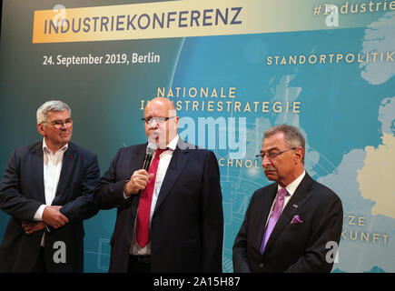 Deutschland. 24 Sep, 2019. Jörg Hofmann (L-R), der IG Metall Vorsitzende, Peter Altmaier (CDU), Bundesminister für Wirtschaft, und Dieter Kempf, BDI-Präsident, wird sich an dem 2019 Industrie Konferenz und eine Mitteilung an den Anfang machen. Quelle: Wolfgang Kumm/dpa/Alamy leben Nachrichten Stockfoto