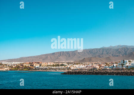 Teneriffa, Spanien - August 2019: Stadt und Hotel Gebäude an der Küste von South Tenerife, Costa Adeje, Ansicht vom Meer. Stockfoto