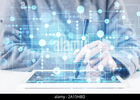 Projekt Management und Internet recherchieren. Mann in Anzug Tippen auf Laptop Tastatur. Virtuelle geometrische Grafik mit Kreis Elemente. Stockfoto