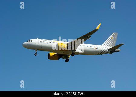 Vueling Airbus A 320-271 N Landung am Flughafen Birmingham, UK (EG-NDB) Stockfoto