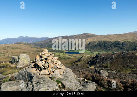 Watendlath Tarn, hoher Sitz- und Skiddaw aus dem Norden oben große Felsspitze, Borrowdale, Cumbria, Großbritannien Stockfoto