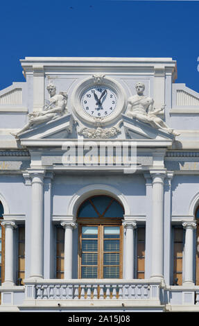 Elf Uhr auf die Uhr eines alten Stil des Weißen Hauses unter einem perfekten blauer Himmel Stockfoto