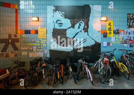 Tai Po, Hong Kong. 23. September 2019. Ein wandbild einer Maskierter Demonstrant in Tai Po Hong Kong. Dies ist eine von vielen Lennon Wände mit Postern, Nachrichten und Grafitti, um Hongkong zu finden sind. Stockfoto