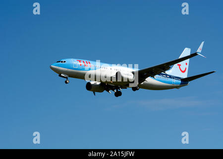 Tui Airways Boeing 737-8 K5 Landung am Flughafen Birmingham, UK (G-TAWD) Stockfoto