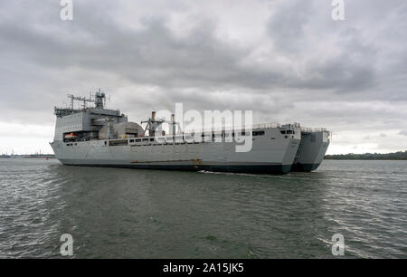 Southampton, England, UK. September 2019. RFA-Lyme Bay ist eine Bucht-Klasse auxiliary Landing ship Dock der britischen Royal Fleet Auxiliary unterwegs o Stockfoto