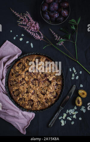 Mandel-Pflaumenkuchen auf dunklem Hintergrund Stockfoto