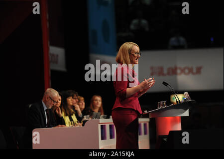 Brighton, UK. 24 Sep, 2019. Rebecca Long-Bailey, Schatten der Staatssekretär für Wirtschaft, Energie und industrielle Strategie, liefert Ihre Ansprache an die Delegierten, während der vierte Tag der Labour Party jährliche Konferenz an der Brighton Centre. Credit: Kevin Hayes/Alamy leben Nachrichten Stockfoto