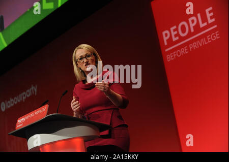 Brighton, UK. 24 Sep, 2019. Rebecca Long-Bailey, Schatten der Staatssekretär für Wirtschaft, Energie und industrielle Strategie, liefert Ihre Ansprache an die Delegierten, während der vierte Tag der Labour Party jährliche Konferenz an der Brighton Centre. Credit: Kevin Hayes/Alamy leben Nachrichten Stockfoto