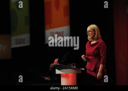 Brighton, UK. 24 Sep, 2019. Rebecca Long-Bailey, Schatten der Staatssekretär für Wirtschaft, Energie und industrielle Strategie, liefert Ihre Ansprache an die Delegierten, während der vierte Tag der Labour Party jährliche Konferenz an der Brighton Centre. Credit: Kevin Hayes/Alamy leben Nachrichten Stockfoto