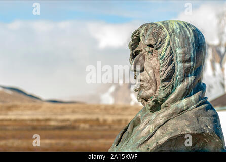 Statue von Roald Amundsen in dem abgelegenen Dorf von Ny Alesund in Svalbard (Spitzbergen). Stockfoto