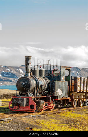 Verlassenen Mine Train auf Anzeige in dem abgelegenen Dorf von Ny Alesund auf Spitzbergen, Norwegen Stockfoto