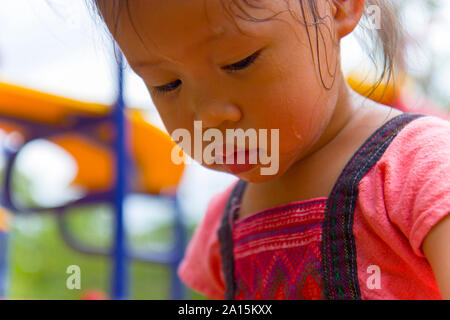 Der Toddler Gesicht auf der Suche nach Etwas und verschwitzt auf ihrem Gesicht. Hochauflösende Bilder Galerie. Stockfoto