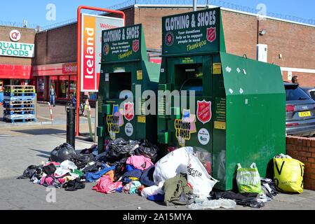 Überquellenden Heilsarmee alte Kleidung und Schuhe Fächer auf dem Bürgersteig in South Road Southall West London England Großbritannien Stockfoto