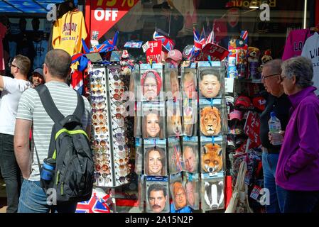 Von außen ein Souvenirgeschäft in Windsor mit einem Stand verkaufen Celebrity Masken von berühmten Persönlichkeiten, Berkshire England Großbritannien Stockfoto