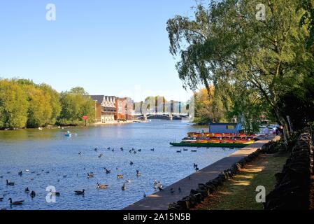 Die Themse und Waterfront im Windsor, auf einem sonnigen Sommern morgen Berkshire England Großbritannien Stockfoto