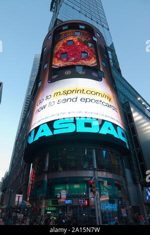 Usa New York - der NASDAQ Gebäude in Time Square mit den Informationen des Nasdaq auf LCD-Foto © Fabio Mazzarella/Sintesi/Alamy Stock Foto Stockfoto