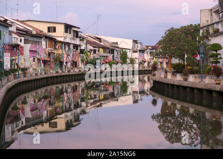 Malaysia, Malacca Stadt: Häuser entlang der Ufer der Malakka River. Die Stadt ist von der UNESCO als Weltkulturerbe registriert Stockfoto