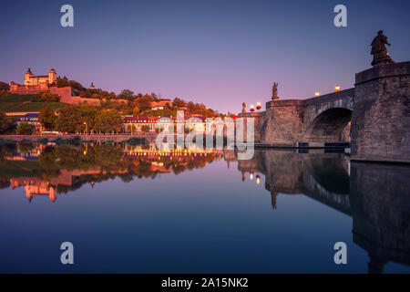 Würzburg, Deutschland. Stadtbild Bild von Würzburg mit alten Main Brücke über den Main und die Festung Marienberg während der schönen Herbst Sonnenaufgang. Stockfoto