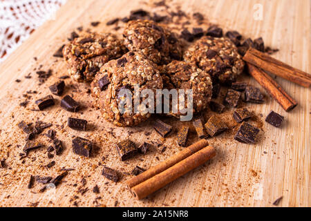 Schokolade Cookies auf Holztisch mit Zimtstangen. Herbst essen Foto. Stockfoto