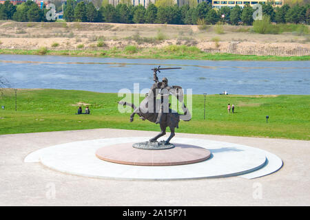 Denkmal für Vytis, Ritter zu Pferd mit Schwert und Schild, Freiheit Krieger Skulptur in Kaunas, Litauen mit Fluss Neris auf Hintergrund Stockfoto