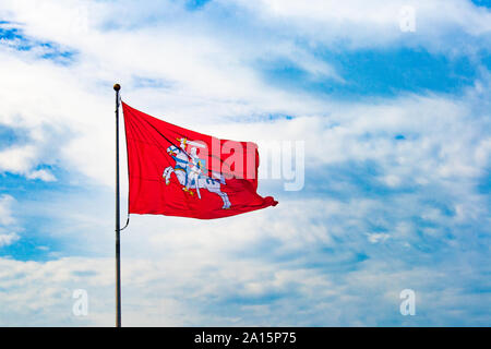 Historische litauischer Flagge, Wappen Litauens, bestehend aus einem geharnischten Ritter zu Pferd mit Schwert und Schild, auch bekannt als V Stockfoto