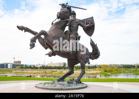 Denkmal für Vytis, Ritter zu Pferd mit Schwert und Schild, Freiheit Krieger Skulptur in Kaunas, Litauen mit Fluss Neris auf Hintergrund Stockfoto