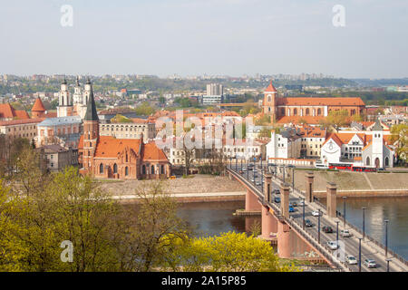 Skyline der Stadt Kaunas mit Fluss Neris, Altstadt und Brücke, Litauen Stockfoto