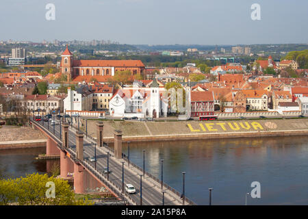 Skyline der Stadt Kaunas mit Fluss Neris, Altstadt und Brücke, Litauen Stockfoto