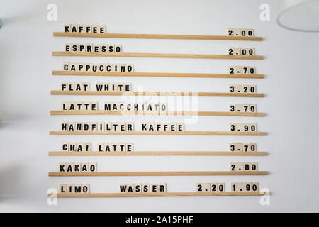 Preis für verschiedene Kaffeespezialitäten in einem Coffee Shop Stockfoto