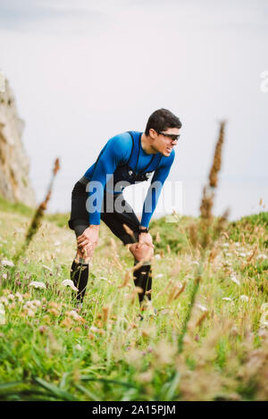 Erschöpft Trail Runner stehen in der Natur, Ferrol, Spanien Stockfoto