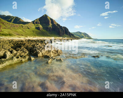 Malerischer Blick auf Strand in Ka'ena Point State Park gegen Sky Stockfoto