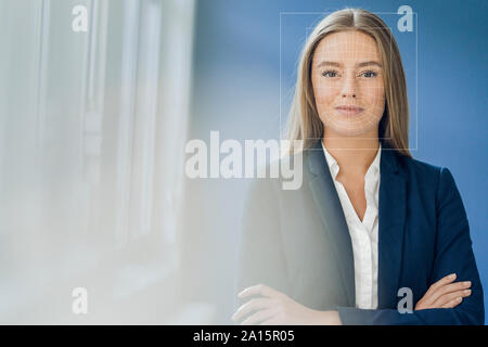 Gesichtserkennung, Geschäftsfrau mit Raster über Ihr Gesicht Stockfoto