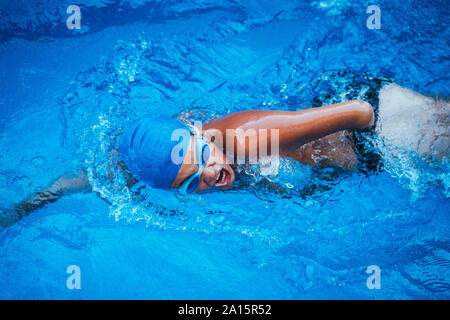 Paralympischen junge Schwimmer Crawling in einem Pool Stockfoto