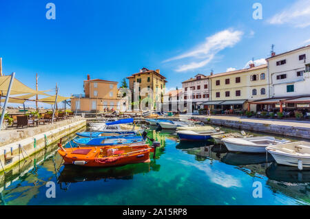 Boote in der Zeile in Opatija Hafen gegen den blauen Himmel Stockfoto